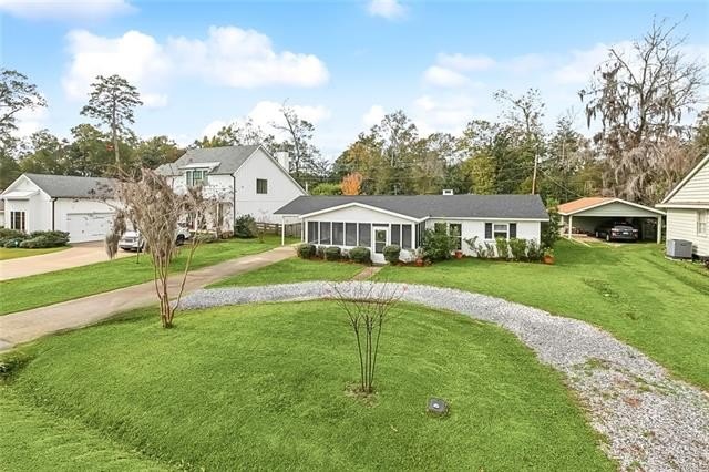 Welcome to this delightful home set on a spacious 75 x 140 lot - Beach Home for sale in Mandeville, Louisiana on Beachhouse.com