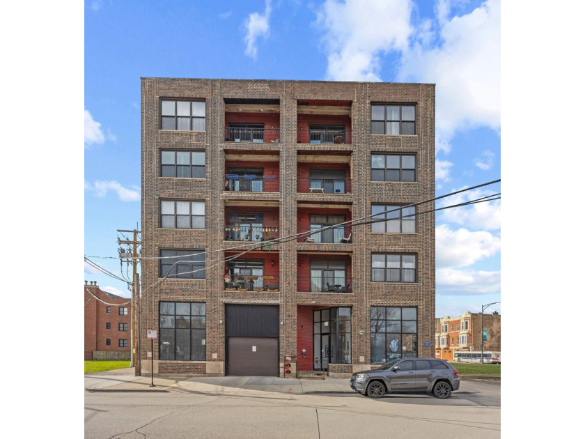 Fall in love with this extremely rare soft loft in the heart of - Beach Condo for sale in Chicago, Illinois on Beachhouse.com