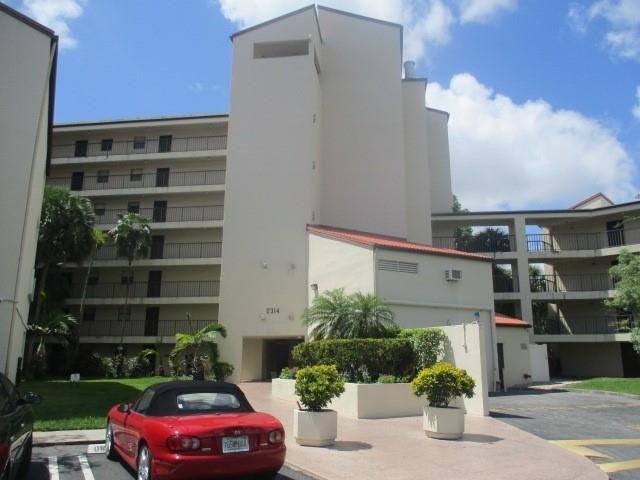 Spacious 1 bedroom, 1.5 baths condo with a canal view. Unit has - Beach Condo for sale in Pompano Beach, Florida on Beachhouse.com