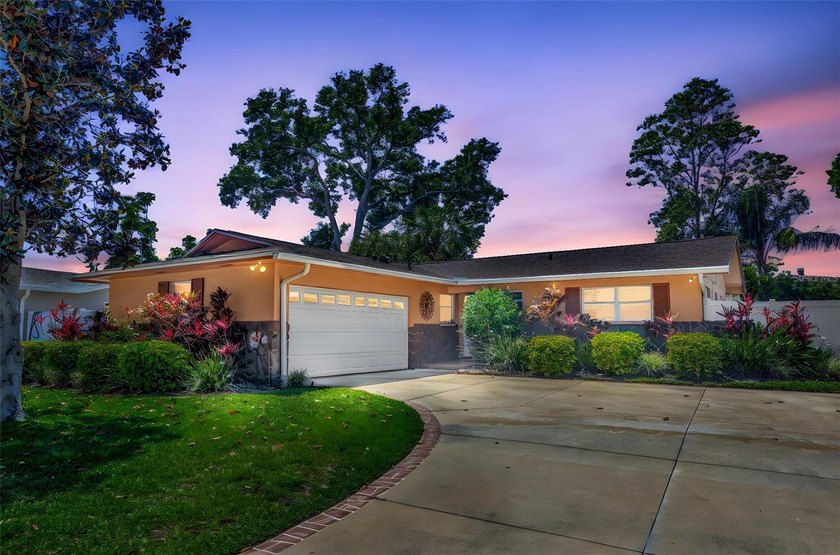 Price Improvement, and seller is offering home warranty! This - Beach Home for sale in Largo, Florida on Beachhouse.com