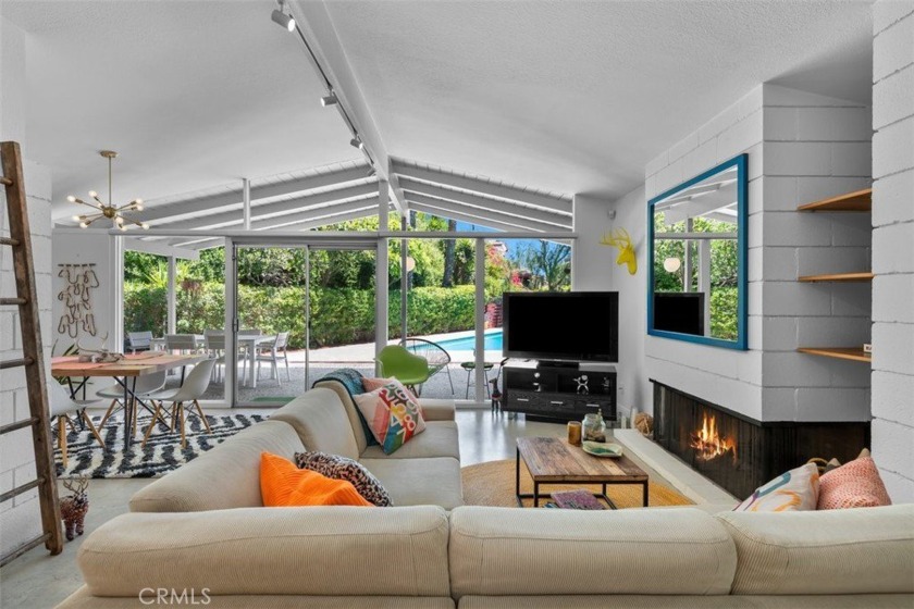 Welcome to 654 Bynner Drive, a stunning mid-century modern oasis - Beach Home for sale in San Pedro, California on Beachhouse.com