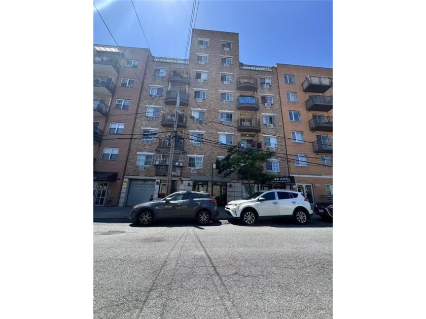 Stunning high-rise duplex condo in excellent condition with - Beach Condo for sale in Flushing, New York on Beachhouse.com