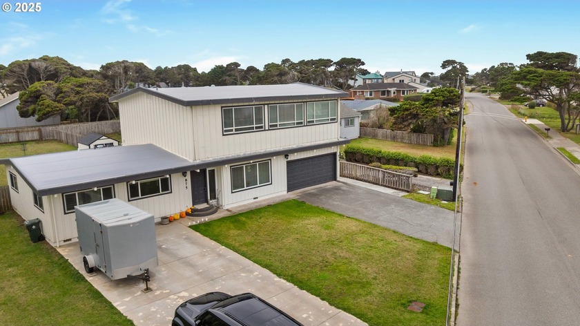 Ocean View Duplex on Ocean Drive! This is your opportunity to - Beach Home for sale in Bandon, Oregon on Beachhouse.com