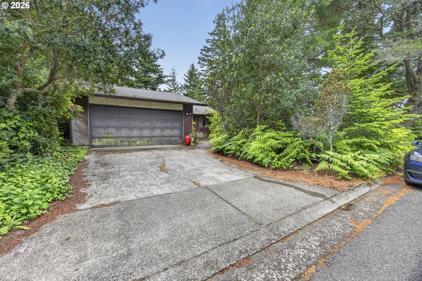 Calling all investors, flippers, and visionaries! This 2-bedroom - Beach Home for sale in Florence, Oregon on Beachhouse.com