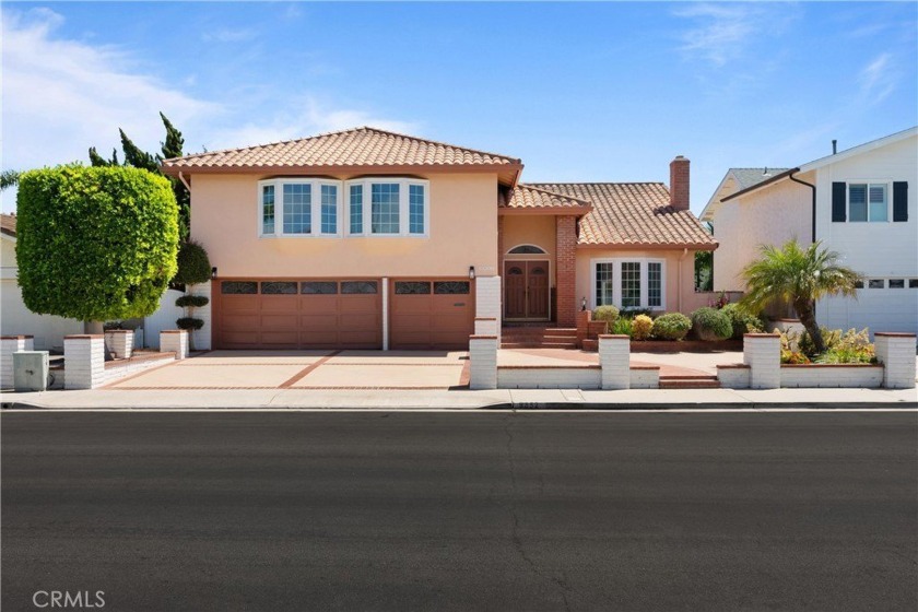 Welcome to this beautifully appointed 4-bedroom, 3.5-bathroom - Beach Home for sale in Huntington Beach, California on Beachhouse.com