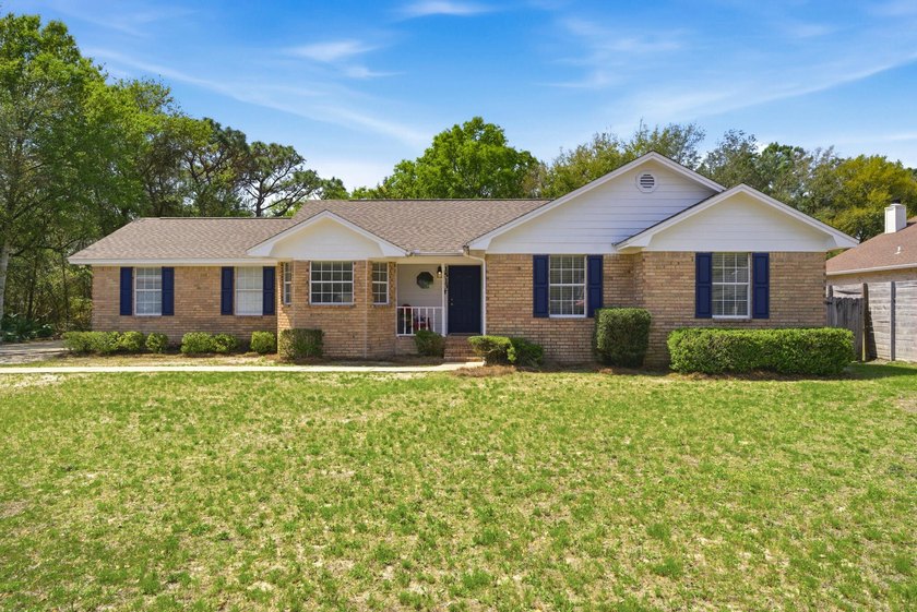 Welcome to this inviting and affordable 3-bedroom, 2-bathroom - Beach Home for sale in Gulf Breeze, Florida on Beachhouse.com