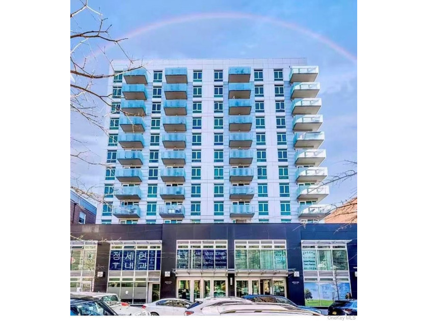 2 bedroom 2 bathroom apartment in center of the Flushing - Beach Condo for sale in Flushing, New York on Beachhouse.com
