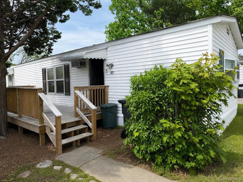 Welcome to easy one-floor living in this spacious home located - Beach Home for sale in Calverton, New York on Beachhouse.com