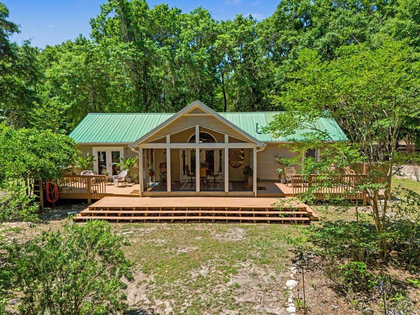 Waterfront on Lake Talquin! Plenty of room to spread out on a - Beach Home for sale in Tallahassee, Florida on Beachhouse.com