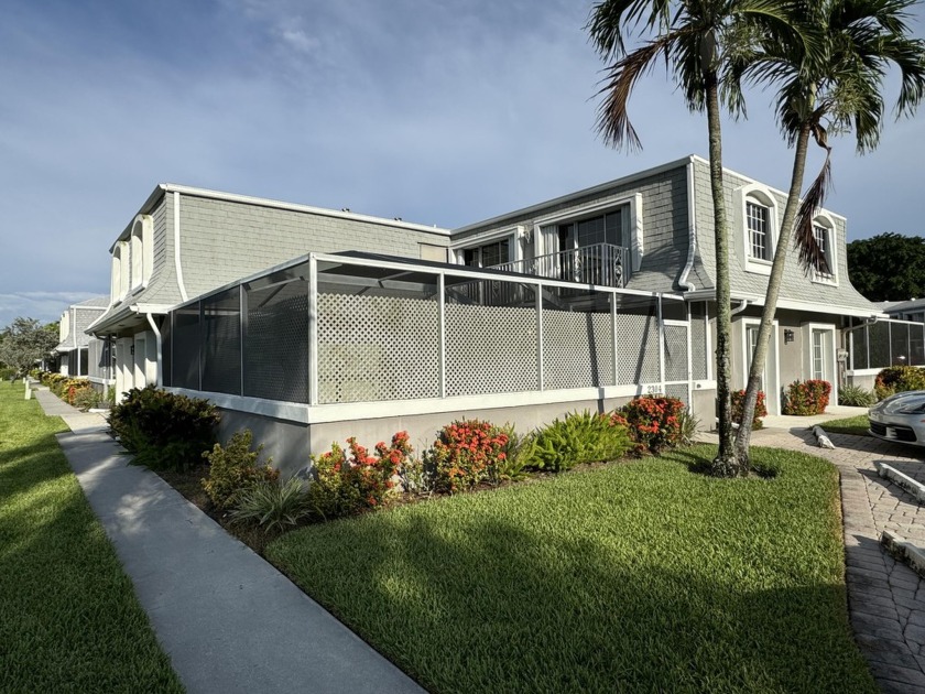 This spacious 3 bedroom, 2 1/2 bath townhouse is a must see! - Beach Townhome/Townhouse for sale in Palm Beach Gardens, Florida on Beachhouse.com