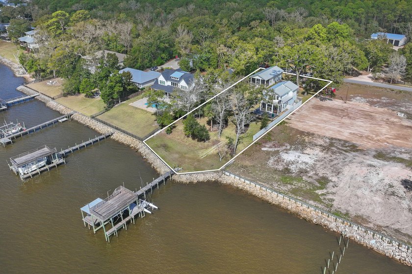 An exceptional bayfront retreat offering private dockage - Beach Home for sale in Freeport, Florida on Beachhouse.com