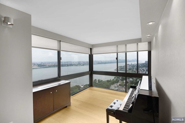 MAGNIFICENT HOME IN THE SKY! A METICULOUSLY DESIGNED COMBINATION - Beach Condo for sale in Fort Lee, New Jersey on Beachhouse.com