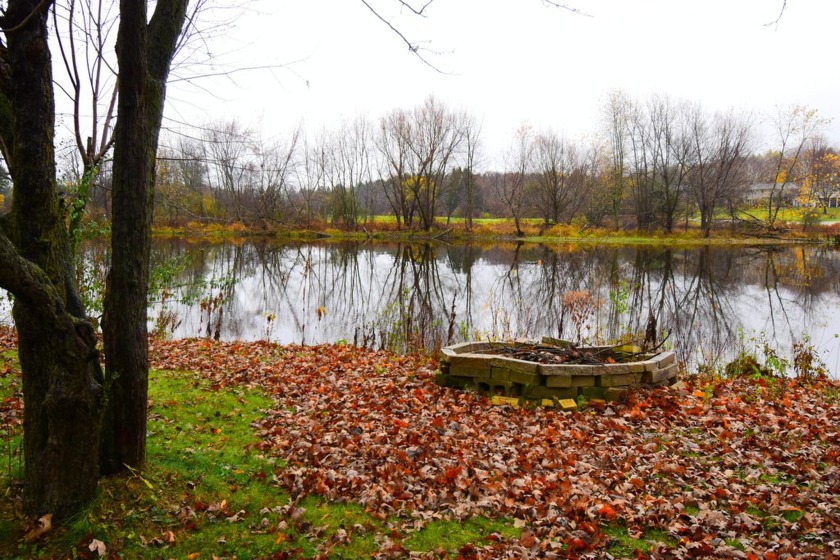 164 ft of Milwaukee river front, Spacious tri-level features - Beach Home for sale in Grafton, Wisconsin on Beachhouse.com