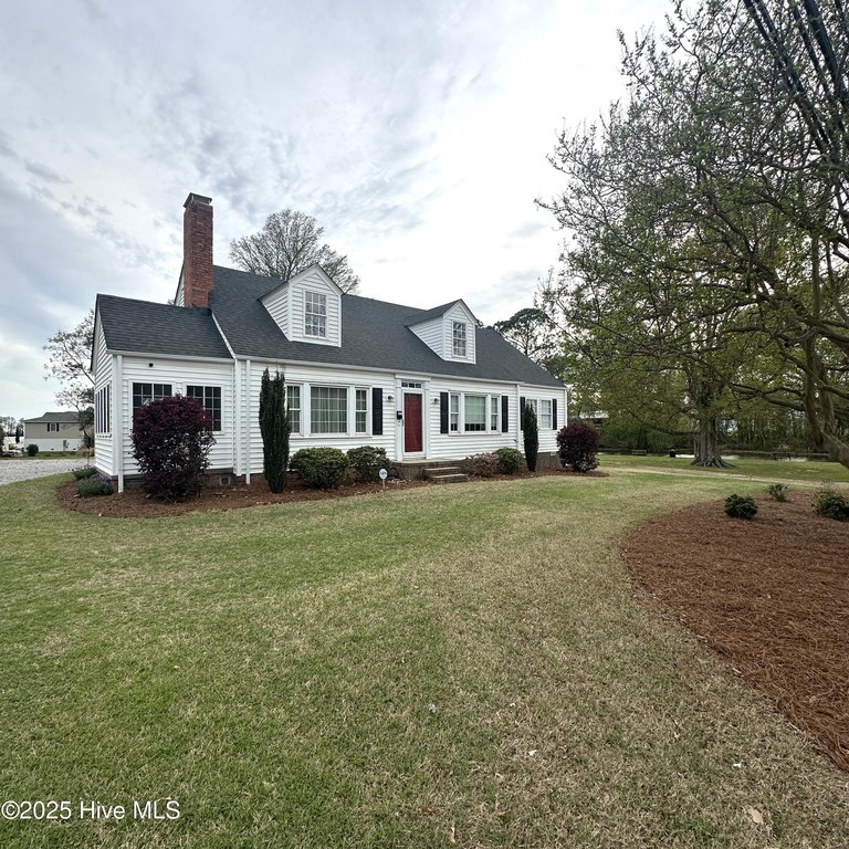 Discover this delightful three-bedroom, two-bathroom home that - Beach Home for sale in Edenton, North Carolina on Beachhouse.com