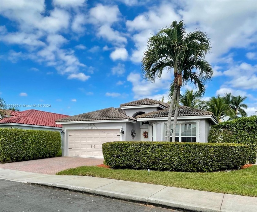 Discover the perfect blend of comfort and convenience in this - Beach Home for sale in Pembroke Pines, Florida on Beachhouse.com