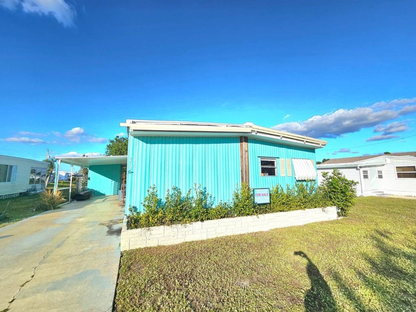 BELOW MARKET HOME WITH LAKE VIEW!!! This 2 bedroom 2 bath home - Beach Home for sale in North Fort Myers, Florida on Beachhouse.com