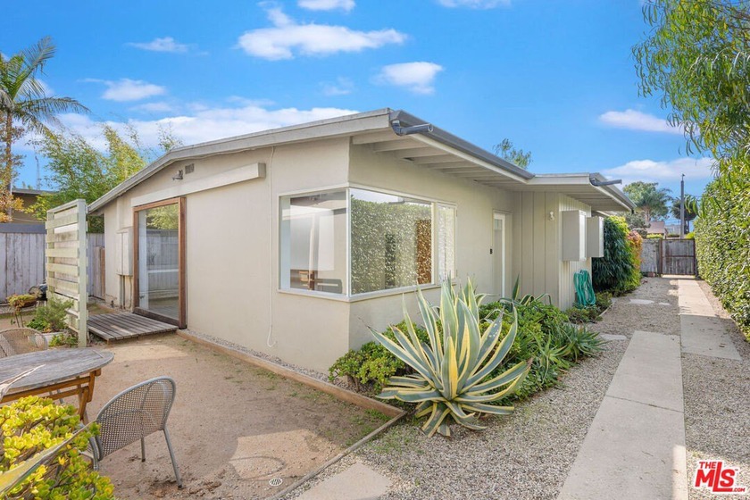 Welcome to your modern oasis in Santa Monica, where you - Beach Home for sale in Santa Monica, California on Beachhouse.com