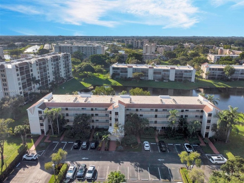 Completely Updated Condo with Lake Views in Huntington Lakes! - Beach Condo for sale in Delray Beach, Florida on Beachhouse.com