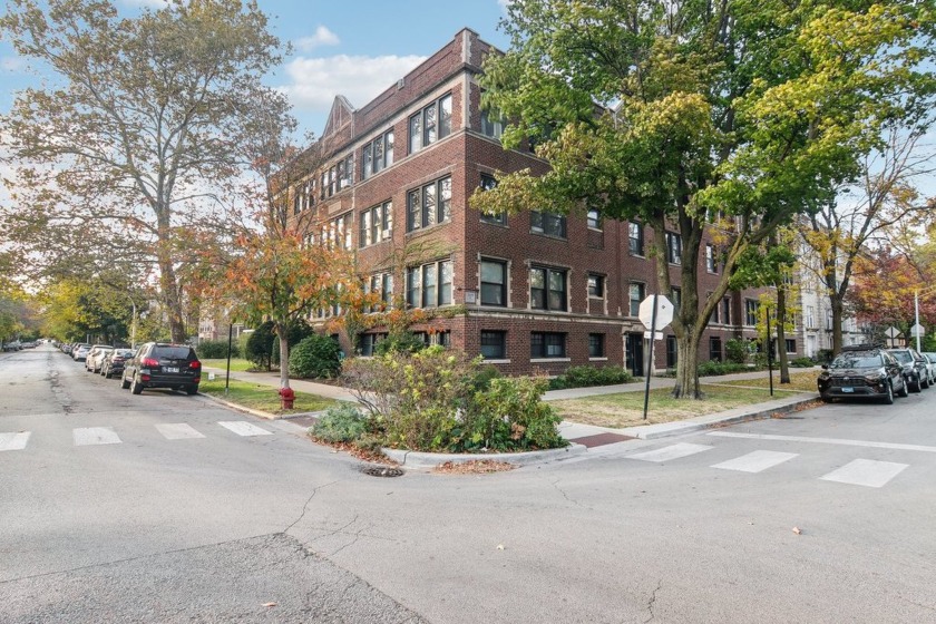 Freshly painted, vintage east Rogers Park condo with separate - Beach Home for sale in Chicago, Illinois on Beachhouse.com