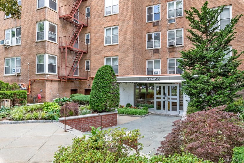 **Stunning Top-Floor 2-Bedroom Apartment in The Plymouth - Bay - Beach Home for sale in Bayside, New York on Beachhouse.com