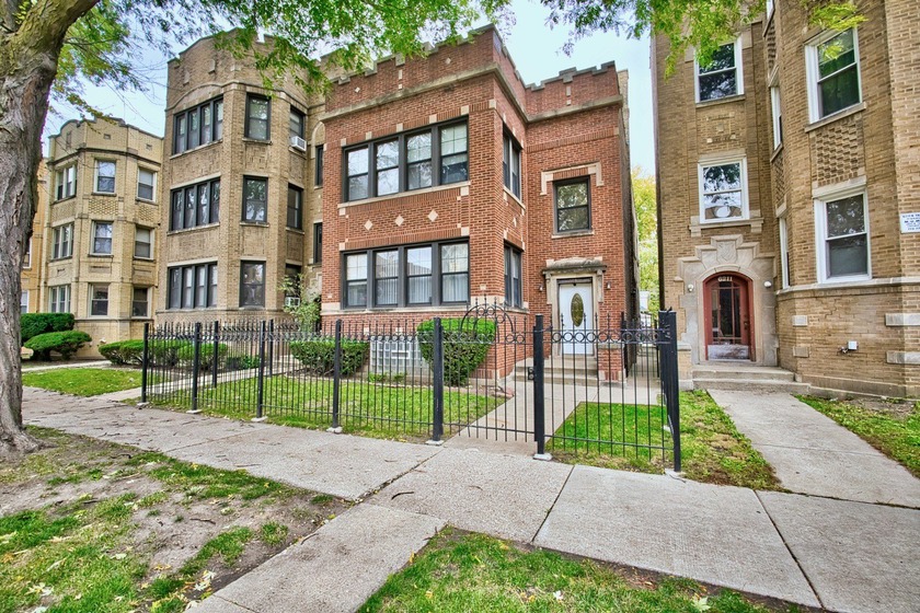 A JUMBO full brown brick legal 3-unit building sitting on a - Beach Home for sale in Chicago, Illinois on Beachhouse.com
