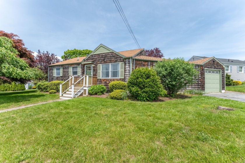 Welcome to 60 Bayshore Drive! This adorable ranch offers 3 - Beach Home for sale in New London, Connecticut on Beachhouse.com