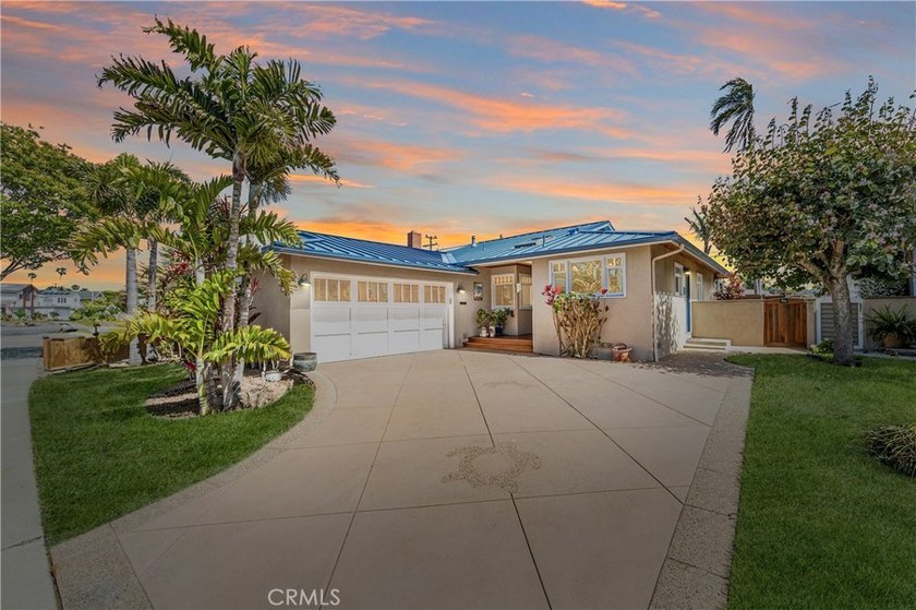 DISTINCTIVE CUSTOM COASTAL RESIDENCE WITH ELEVATED DESIGN - Beach Home for sale in Seal Beach, California on Beachhouse.com