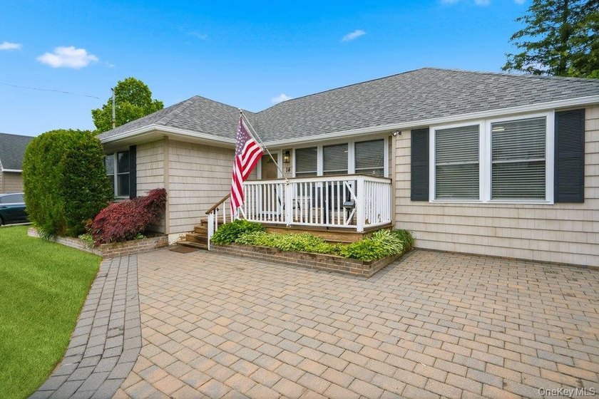 Welcome to 14 Kenneth Lane! This pristine expanded ranch - Beach Home for sale in North Babylon, New York on Beachhouse.com