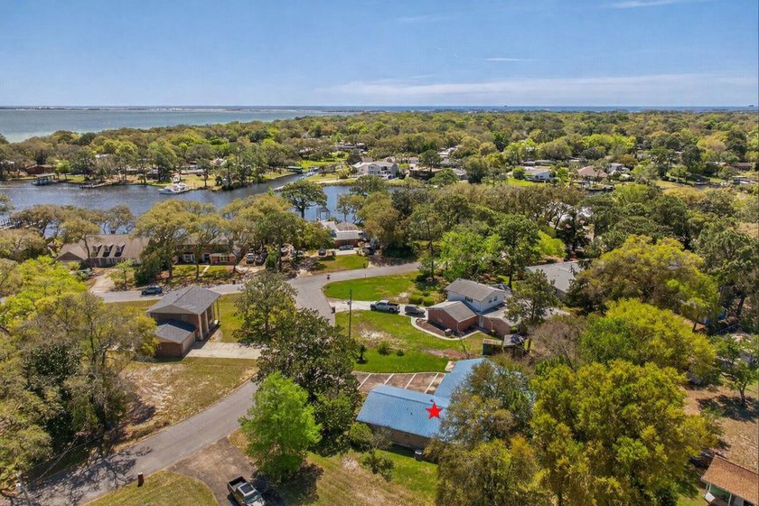 This vintage, 4BR/2BA gem is located in the heart of Elliott - Beach Home for sale in Fort Walton Beach, Florida on Beachhouse.com