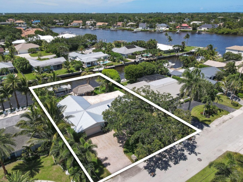 Nestled in the exclusive enclave of Country Club Point in - Beach Home for sale in Tequesta, Florida on Beachhouse.com