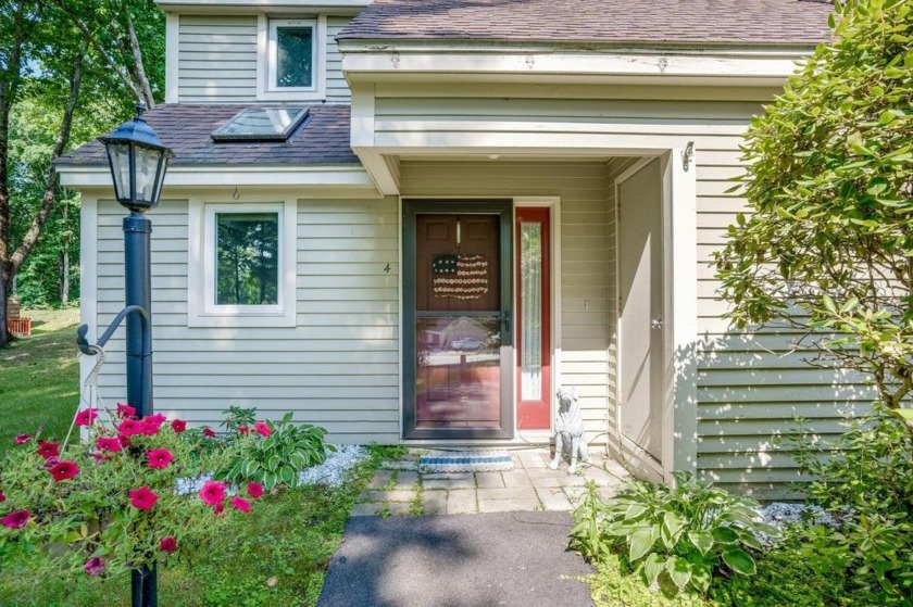 This charming and tastefully updated 2 bedroom, 1.5 bathroom - Beach Condo for sale in Freeport, Maine on Beachhouse.com