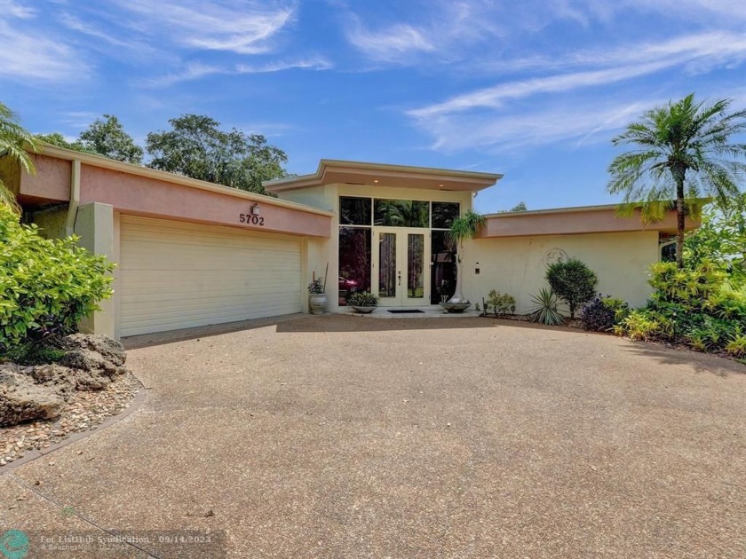 Rarely available 3 bed, 3.5 bath home in Woodlands Country Club - Beach Home for sale in Tamarac, Florida on Beachhouse.com