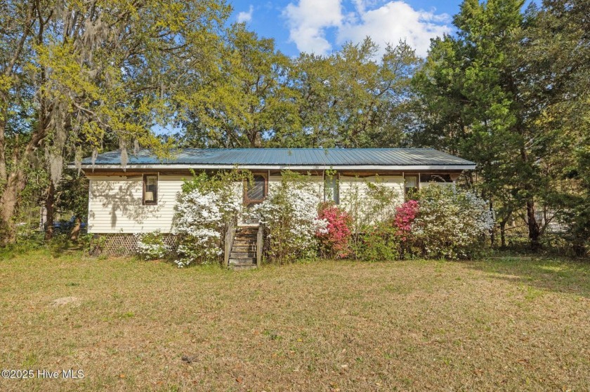 Welcome to this rustic, private retreat with stunning water - Beach Home for sale in Beaufort, North Carolina on Beachhouse.com
