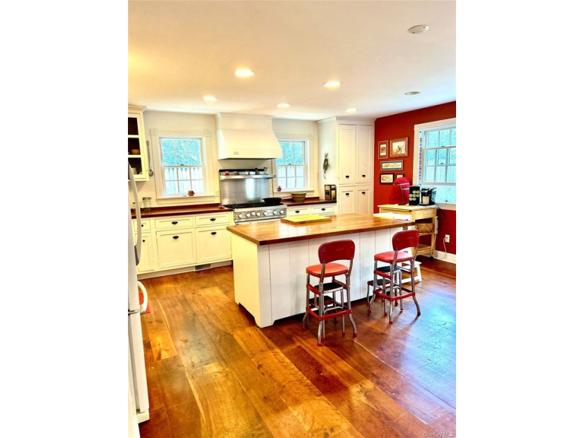 Welcome Home To This Charming Colonial In The Historic Stony - Beach Home for sale in Stony Brook, New York on Beachhouse.com