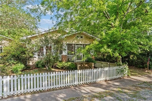 Great opportunity to renovate and make this your own. Charming - Beach Home for sale in Mandeville, Louisiana on Beachhouse.com