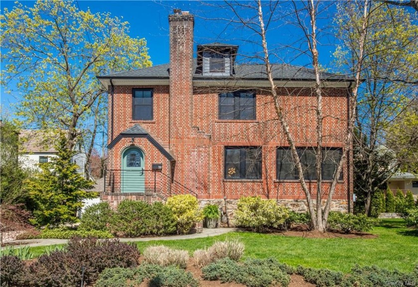 WELCOME TO 19 PINE BROOK DRIVE! Beautifully renovated brick - Beach Home for sale in Mamaroneck, New York on Beachhouse.com