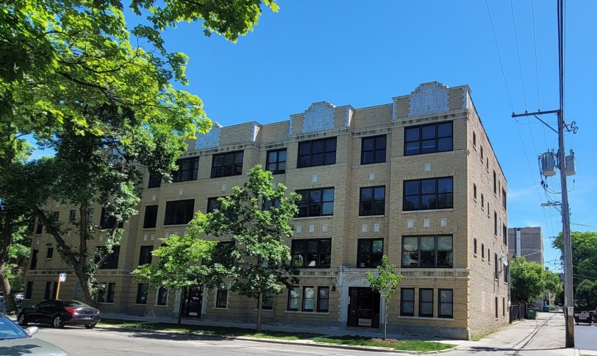 Welcome to your new condo featuring exposed brick walls, a - Beach Home for sale in Chicago, Illinois on Beachhouse.com