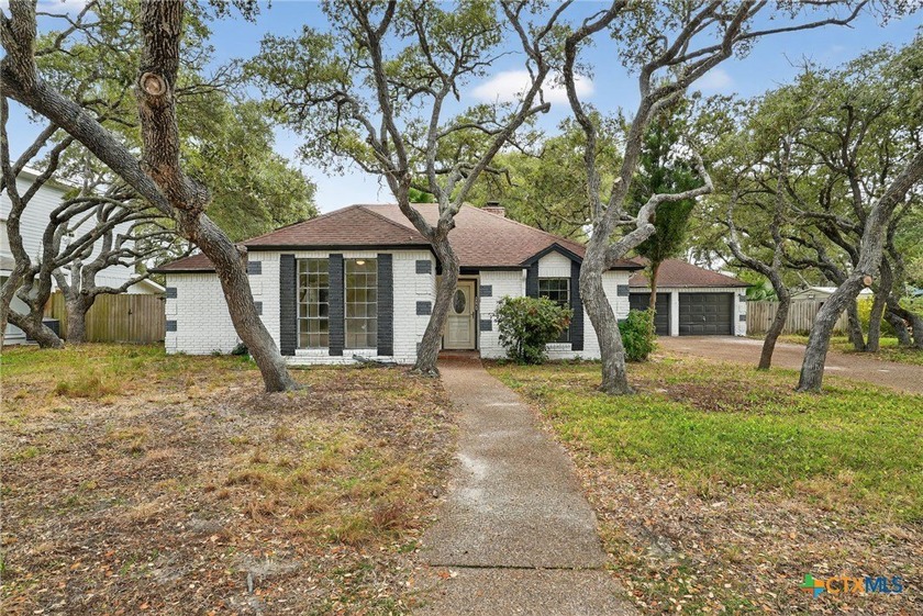 Welcome to 107 Cherry Hills Drive, located in the beautiful - Beach Home for sale in Rockport, Texas on Beachhouse.com