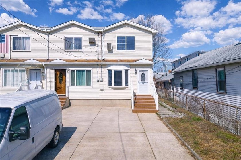 Welcome to this move-in ready, gorgeous single-family - Beach Home for sale in Staten Island, New York on Beachhouse.com