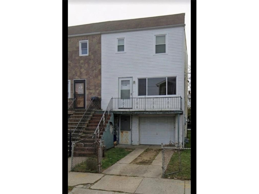COASTAL RETREAT with ENDLESS POTENTIAL Transform this canvas - Beach Townhome/Townhouse for sale in Arverne, New York on Beachhouse.com