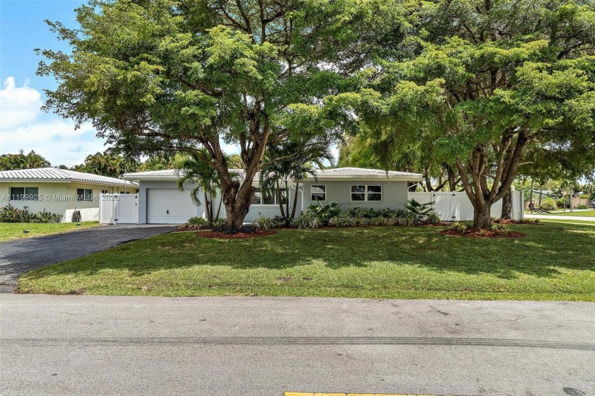 Spectacular and well cared home with an exceptionally enclosed - Beach Home for sale in Oakland  Park, Florida on Beachhouse.com