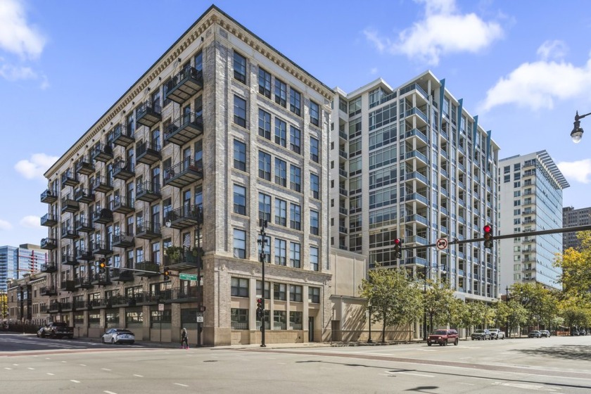 Experience elevated city living in this stunning lofted condo - Beach Home for sale in Chicago, Illinois on Beachhouse.com