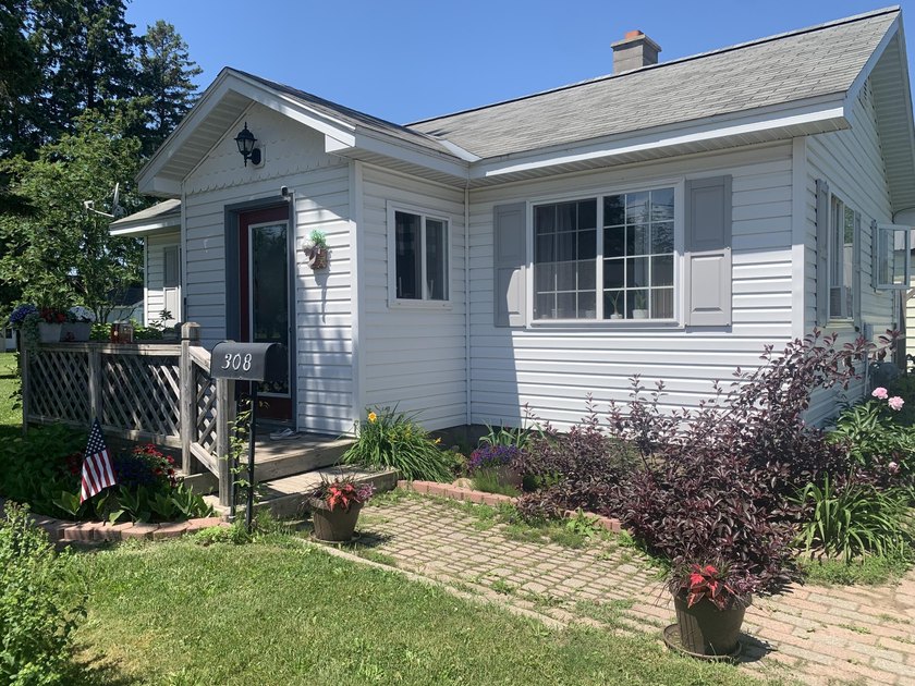 Well maintained 2-bedroom, 1 bath home in a desirable location - Beach Home for sale in Sault Sainte Marie, Michigan on Beachhouse.com