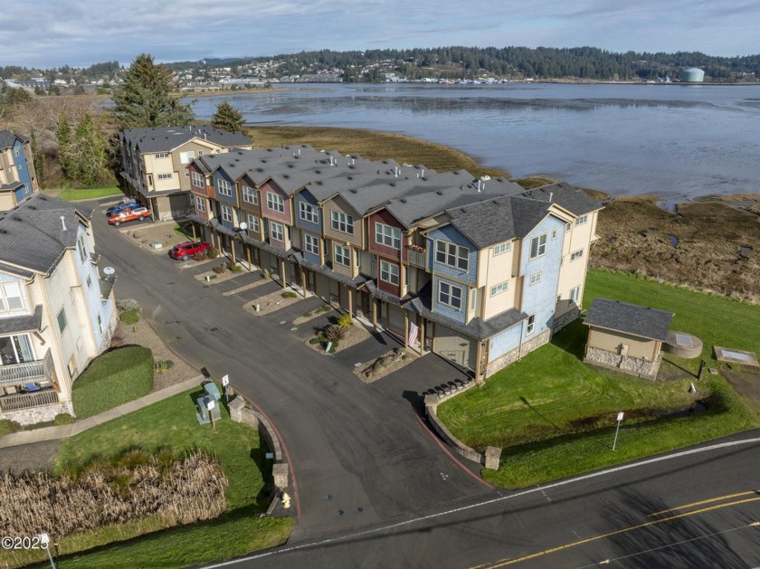 Tap into tranquility! Spacious end-unit townhome with - Beach Townhome/Townhouse for sale in Newport, Oregon on Beachhouse.com