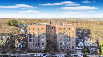 Beach Condo For Sale in Staten Island, New York