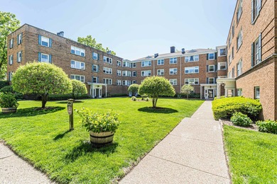 Beach Condo Active Under Contract in Evanston, Illinois