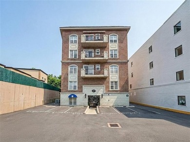 Beach Condo For Sale in Staten Island, New York