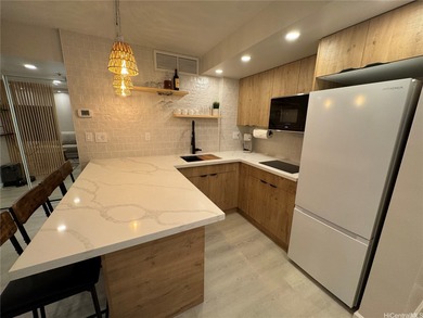 Beach Condo Active Under Contract in Honolulu, Hawaii