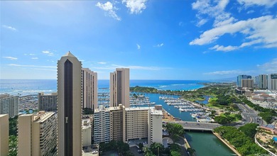 Beach Condo Active Under Contract in Honolulu, Hawaii