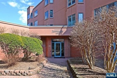 Beach Home For Sale in Edgewater, New Jersey